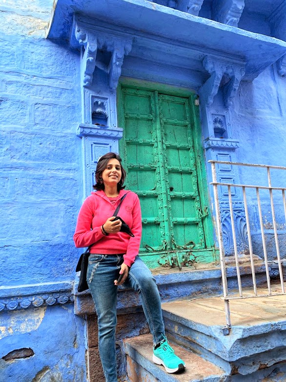 Posing in front of one of the blue houses of Jodhpur